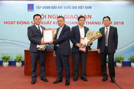 Chủ tịch HĐTV Trần Sỹ Thanh và Tổng giám đốc Nguyễn Vũ Trường Sơn trao quyết định bổ nhiệm cho các Phó Tổng giám đốc PVN. Ảnh: PVN