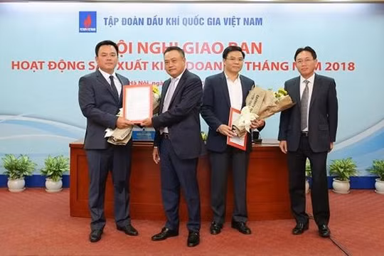 Chủ tịch HĐTV Trần Sỹ Thanh và Tổng giám đốc Nguyễn Vũ Trường Sơn trao quyết định bổ nhiệm cho các Phó Tổng giám đốc PVN. Ảnh: PVN