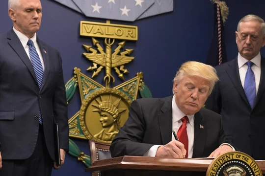 Tổng chưởng lý ở 16 bang của Hoa Kỳ phản đối lệnh cấm của ông Trump. (ảnh minh họa, ông Trump ở Bộ Quốc phòng Mỹ)