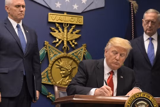 Tổng chưởng lý ở 16 bang của Hoa Kỳ phản đối lệnh cấm của ông Trump. (ảnh minh họa, ông Trump ở Bộ Quốc phòng Mỹ)