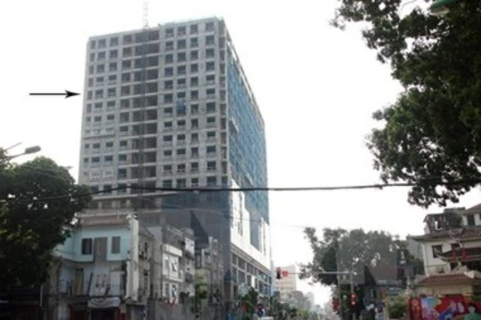 Tòa nhà 8B Lê Trực xây vượt 16m (tương đương 5 tầng) so với được cấp phép xây dựng (tính theo tầng từ mũi tên trong ảnh).