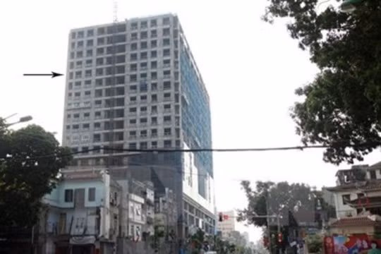 Tòa nhà 8B Lê Trực xây vượt 16m (tương đương 5 tầng) so với được cấp phép xây dựng (tính theo tầng từ mũi tên trong ảnh).