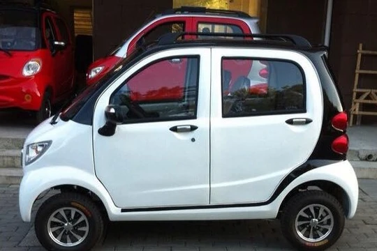 Mặc dù giá rẻ nhưng ôtô điện mini vẫn chưa được cấp phép lưu hành trên đường phố. 