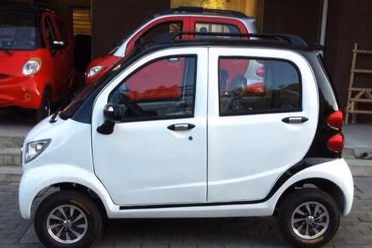 Mặc dù giá rẻ nhưng ôtô điện mini vẫn chưa được cấp phép lưu hành trên đường phố. 