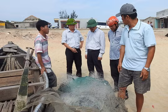 Tấm lưới cũ thành “mới” sau khi thả xuống đáy biển của ngư dân Quảng Bình.