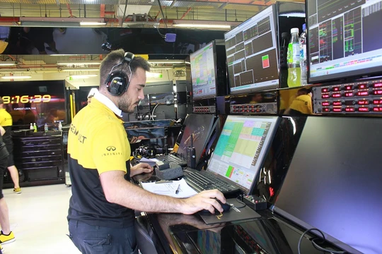 Theo ông Pierre d'Imbleval, trong kỷ nguyên số, dữ liệu cũng chính là loại dầu mới. Ảnh: Anh Lê