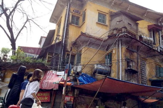 Biệt thự cũ nhếch nhác trên phố Nguyễn Thái Học, Hà Nội