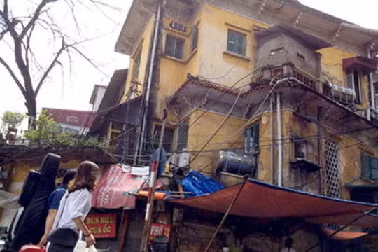 Biệt thự cũ nhếch nhác trên phố Nguyễn Thái Học, Hà Nội