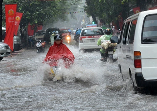 Đường phố ở Hà Nội bị ngập nặng trong một trận mưa to