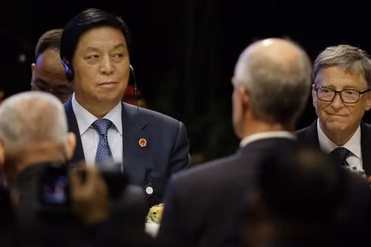 Ông Lật Chiến Thư (trái) ngồi cạnh tỷ phú Bill Gates