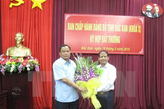 Ông Lý Thái Hải (bên phải) Chủ tịch UBND tỉnh chúc mừng ông Nguyễn Văn Du (bên trái