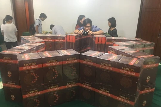 Bộ Lịch sử VN tái bản lần thứ nhất gồm 15 tập với nhiều điểm mới - Ảnh: V.V.TUÂN