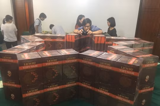 Bộ Lịch sử VN tái bản lần thứ nhất gồm 15 tập với nhiều điểm mới - Ảnh: V.V.TUÂN