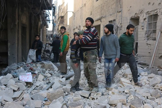 Người dân Syria tại một thị trấn từng bị Mặt trận Al-Nusra chiếm đóng. (Nguồn: AFP/TTXVN)