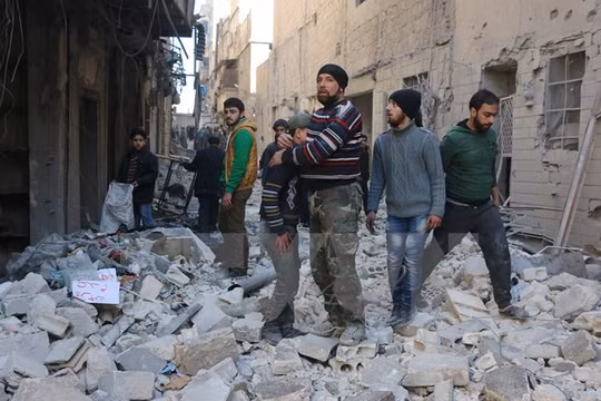 Người dân Syria tại một thị trấn từng bị Mặt trận Al-Nusra chiếm đóng. (Nguồn: AFP/TTXVN)