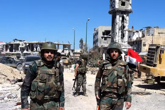 Binh sĩ quân đội Syria trên chiến trường miền Tây Nam Aleppo