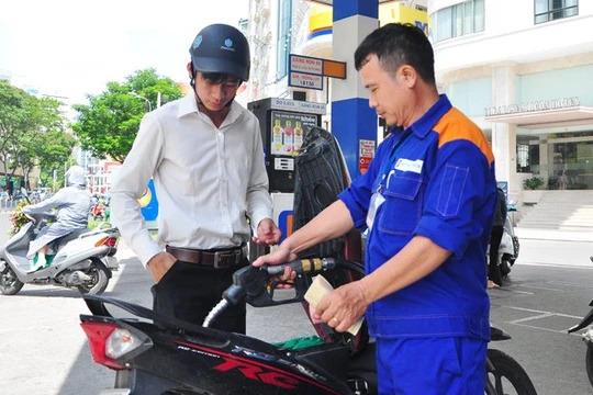 Nguồn thu ngân sách được bổ sung một phần không nhỏ từ việc tăng thuế bảo vệ môi trường gấp 3 lần cho các mặt hàng xăng dầu từ 1-5. Ảnh: Minh Tâm