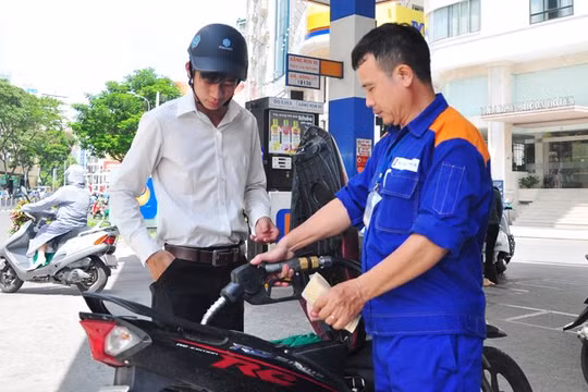 Nguồn thu ngân sách được bổ sung một phần không nhỏ từ việc tăng thuế bảo vệ môi trường gấp 3 lần cho các mặt hàng xăng dầu từ 1-5. Ảnh: Minh Tâm
