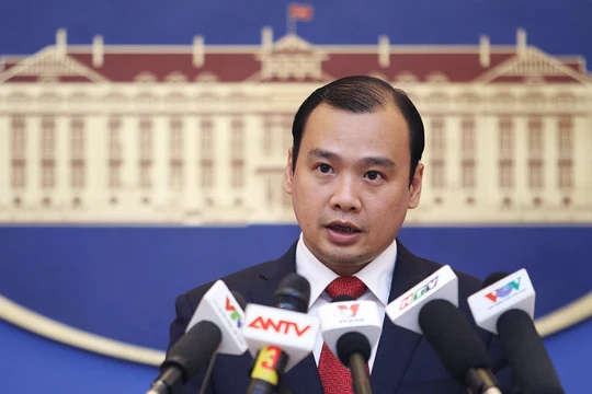 Người phát ngôn Bộ Ngoại giao Lê Hải Bình khẳng định việc Trung Quốc xây dựng trạm xăng và trường học trên đảo Phú Lâm thuộc quần đảo Hoàng Sa của VN là bất hợp pháp và vô giá trị - Ảnh: TTO