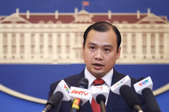 Người phát ngôn Bộ Ngoại giao Lê Hải Bình khẳng định việc Trung Quốc xây dựng trạm xăng và trường học trên đảo Phú Lâm thuộc quần đảo Hoàng Sa của VN là bất hợp pháp và vô giá trị - Ảnh: TTO