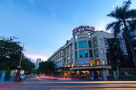 KS Kim Liên nằm trên hai mặt tiền đường phù hợp với khả năng nâng cấp thành một quần thể khách sạn đầy đủ tiện nghi.