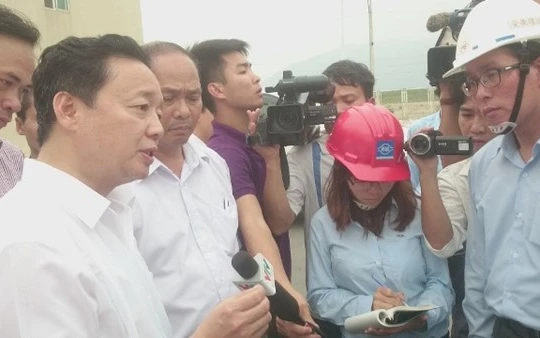 Bộ trưởng Trần Hồng Hà thị sát việc xả thải của FHS Hà Tĩnh và khẳng định, pháp luật Việt Nam không cho phép đặt ống ngầm xả thải.