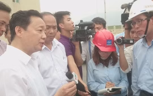 Bộ trưởng Trần Hồng Hà thị sát việc xả thải của FHS Hà Tĩnh và khẳng định, pháp luật Việt Nam không cho phép đặt ống ngầm xả thải.