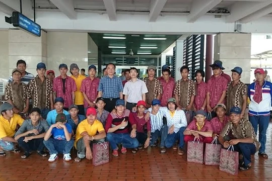 Nhóm ngư dân chụp ảnh với các cán bộ Đại sứ quán Việt Nam tại sân bay Soekarno-Hatta , thành phố Jakarta hôm 21/4. Ảnh: Bộ Ngoại giao Việt Nam