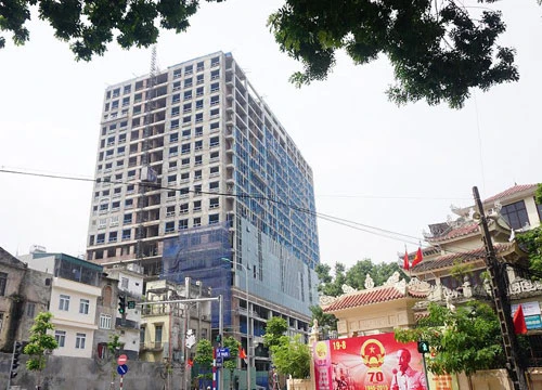 Sau 20 ngày, Chủ đầu tư mới phá dỡ được 50m2 phần sai phạm nhà 8B Lê Trực. Ảnh: Giang Huy.