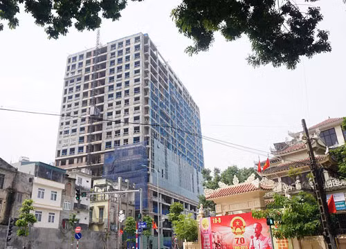 Sau 20 ngày, Chủ đầu tư mới phá dỡ được 50m2 phần sai phạm nhà 8B Lê Trực. Ảnh: Giang Huy.