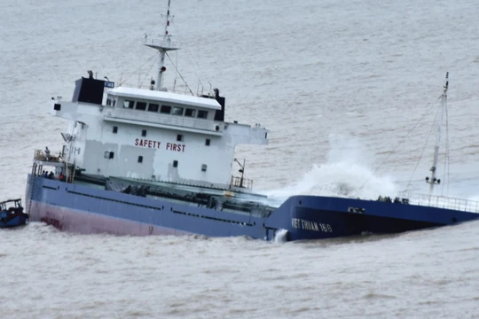 Một tàu hàng bị chìm trong bão số 12 ở biển Quy Nhơn. Ảnh: Zing