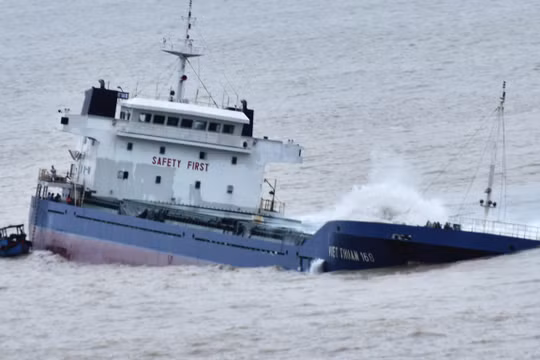 Một tàu hàng bị chìm trong bão số 12 ở biển Quy Nhơn. Ảnh: Zing