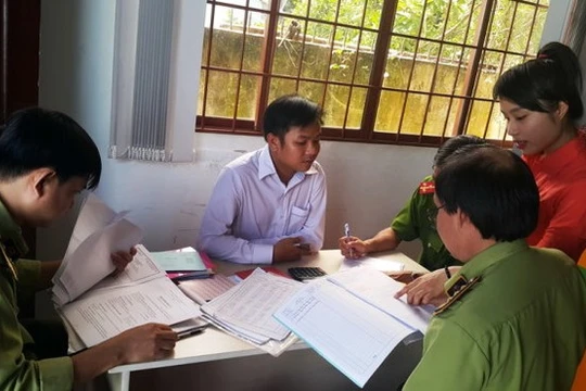 Cơ quan chức năng kiểm tra các giấy tờ kinh danh tại cơ sở Phụng Quần 2 - Ảnh: Thúy Hằng