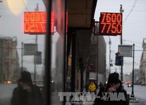 Bảng tỷ giá đồng ruble được niêm yết trên đường phố thủ đô Moskva ngày 12/1. Ảnh: THX/TTXVN