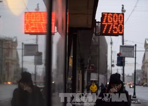 Bảng tỷ giá đồng ruble được niêm yết trên đường phố thủ đô Moskva ngày 12/1. Ảnh: THX/TTXVN