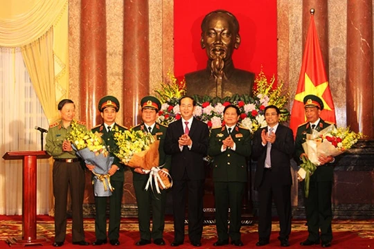 Chủ tịch nước trao quyết định thăng hàm thượng tướng, trung tướng cho các sĩ quan quân đội. Nguồn: VGP