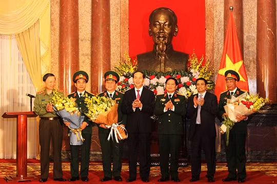 Chủ tịch nước trao quyết định thăng hàm thượng tướng, trung tướng cho các sĩ quan quân đội. Nguồn: VGP