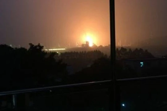 Hình ảnh ngọn lửa từ hiện trường vụ nổ nhà máy lọc dầu ở Quảng Châu sáng 24.12.