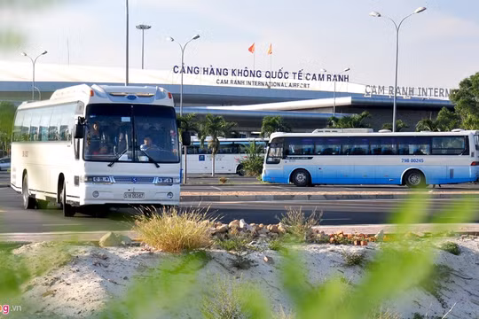 Cảng Hàng không quốc tế Cam Ranh chỉ có công suất thiết kế 1,5 triệu lượt khách/năm nhưng 5 tháng qua nơi này đã đón hơn 1,8 triệu. Các chuyên gia dự báo năm 2016 lượng khách qua sân bay này có thể tăng đến 4 triệu, gấp 3 lần công suất thiết kế. 