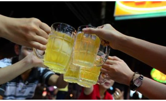 Chi 63 nghìn tỷ đồng uống bia, chỉ bỏ 2 nghìn tỷ mua sách