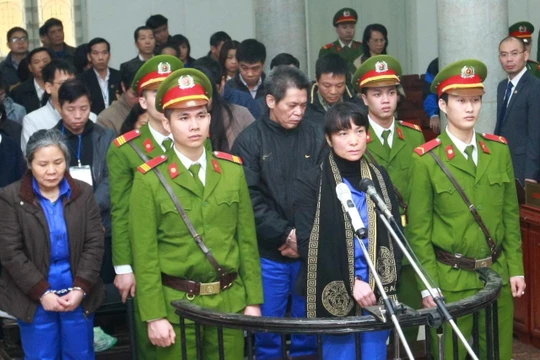 Nguyên tổng giám đốc Phạm Thanh Tân (hàng thứ hai, giữa) cùng đồng phạm tại phiên tòa