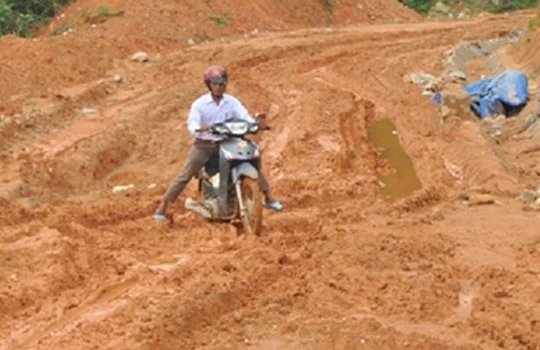 Đường giao thông tồi tệ ở Tây Trà, Quảng Ngãi.