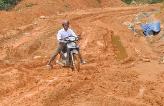 Đường giao thông tồi tệ ở Tây Trà, Quảng Ngãi.