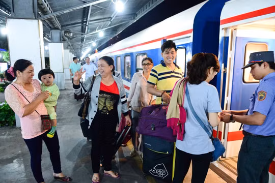 Ngành đường sắt đang nỗ lực giành lại thị phần vận tải nhờ vào sự thân thiện hơn với khách đi tàu. Ảnh: Zing