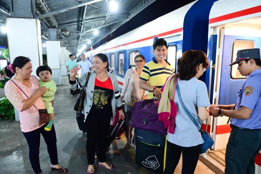 Ngành đường sắt đang nỗ lực giành lại thị phần vận tải nhờ vào sự thân thiện hơn với khách đi tàu. Ảnh: Zing