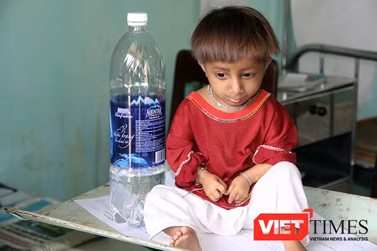 7 tuổi, chiều cao Đinh Văn Rể chỉ nhỉnh hơn chai nước lọc