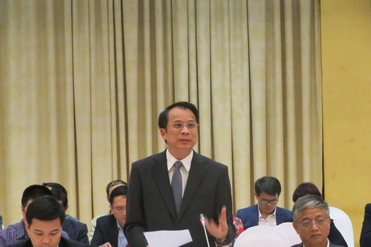 Thứ trưởng Bộ GDĐT Phạm Mạnh Hùng tại buổi họp báo. Ảnh: Dân trí