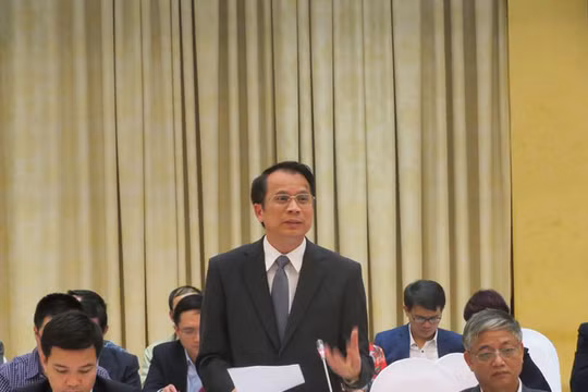 Thứ trưởng Bộ GDĐT Phạm Mạnh Hùng tại buổi họp báo. Ảnh: Dân trí