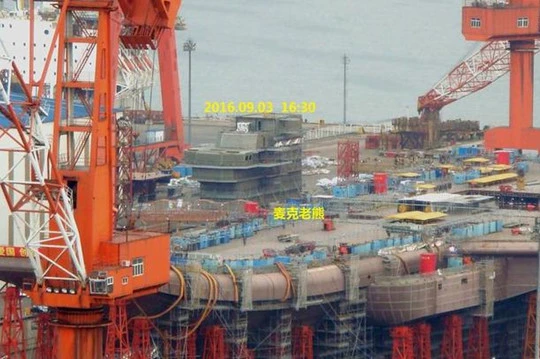 Tàu sân bay nội đầu tiên Type 001 Trung Quốc đã lắp đảo tàu. Ảnh: báo Phượng Hoàng, Hồng Kông
