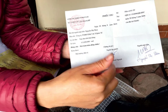 Chị Nguyễn Thị Thoa với những mảnh giấy biết nói. Gần một năm vật vã với container hàng hóa, chị đã kiệt quệ về kinh tế